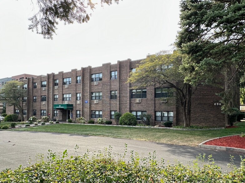 Primary Photo - 701 Elm Pl