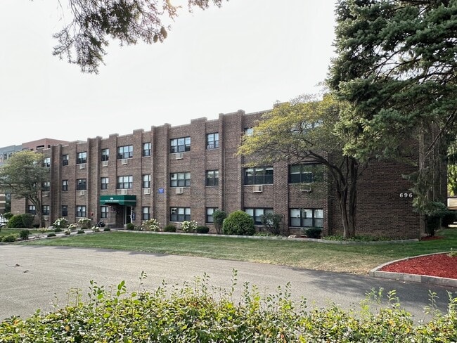 Building Photo - 701 Elm Pl