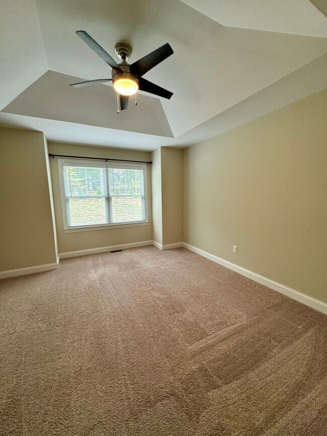 Building Photo - Spacious townhouse for rent in Bluestone H...