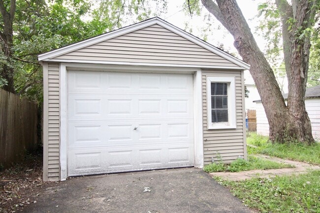 Building Photo - 3 bed 2 bath bungalow