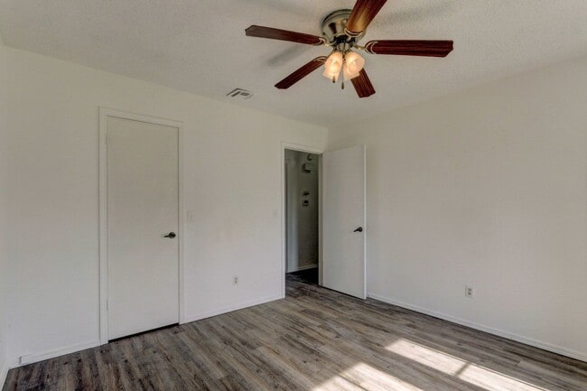 Building Photo - Cozy & Stylish Living Near ESA Park with F...