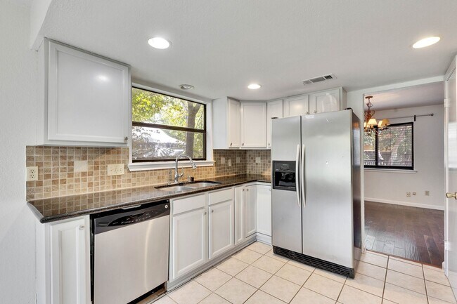 Building Photo - Great 3 bedroom home in South Austin!
