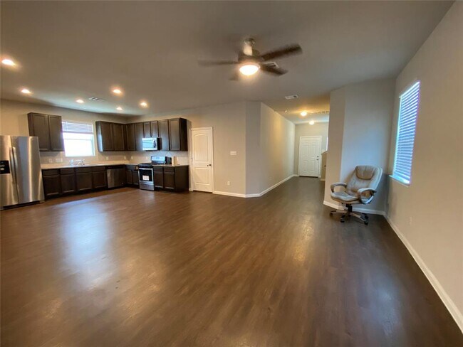 Building Photo - 2702 Hoffman Ln