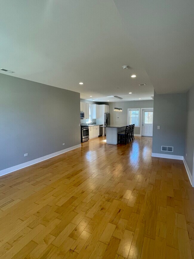 Building Photo - 1986 Pine St