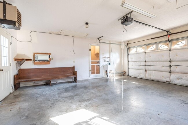Building Photo - 3 bedroom 2 full bath house