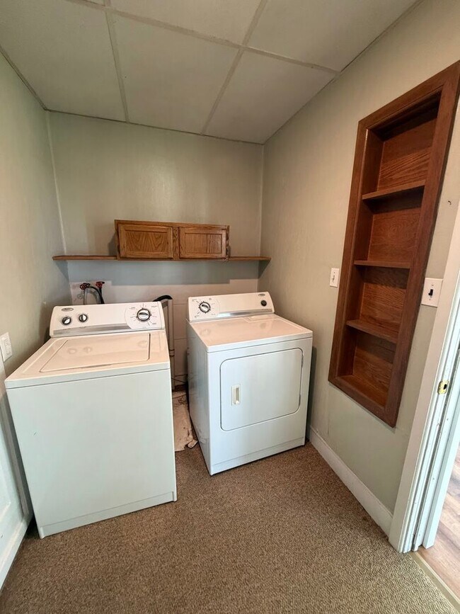 Building Photo - 3 Bedroom, 2 Full Bath Home with 4-Season Room, Garage & Large Lot