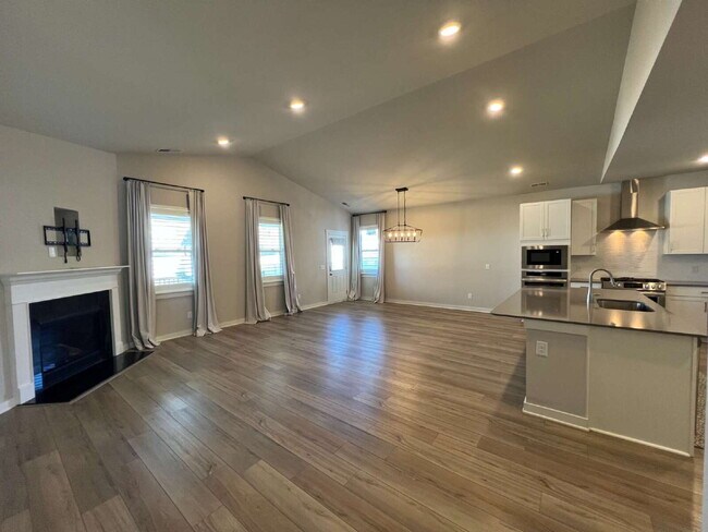 Building Photo - Luxury Living for Lease in Hendersonville!