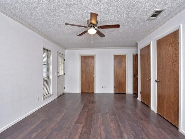 Building Photo - 2407 Versailles Dr