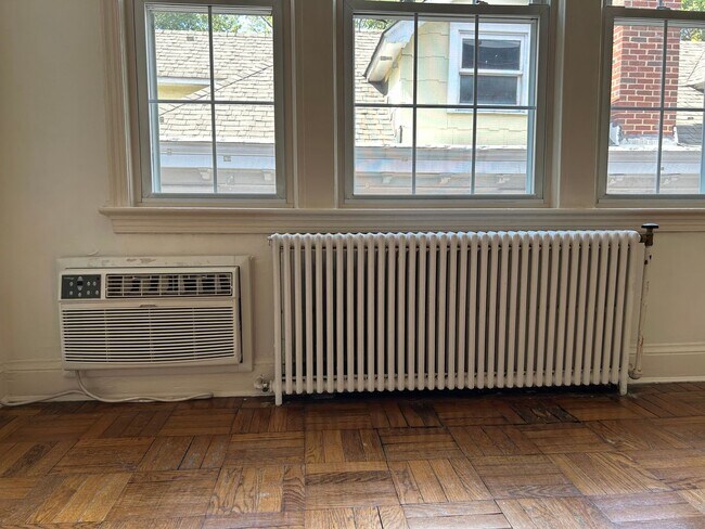 Building Photo - One Bedroom Apartment in Palisades NW Includes Parking