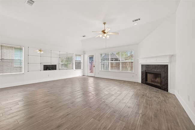 Building Photo - 3143 Oakwood Run Dr