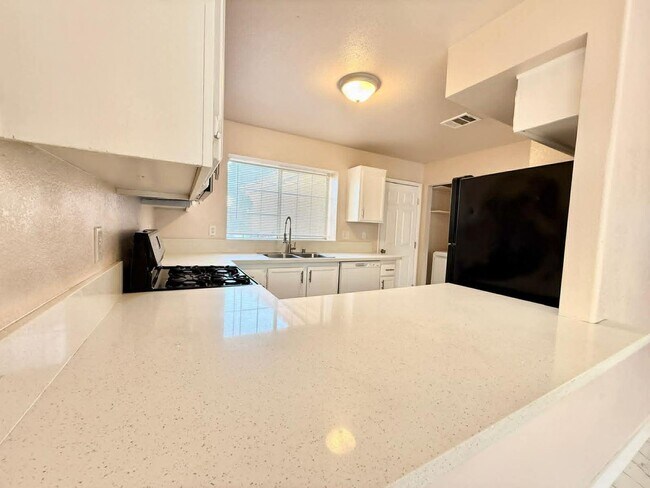 Building Photo - Beautiful single story,3 bedroom 2 bath home in 89142