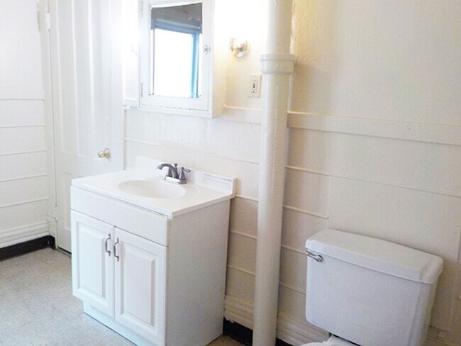 Building Photo - AVAILABLE 07/01/2026 - Beautiful 3 Bedroom...
