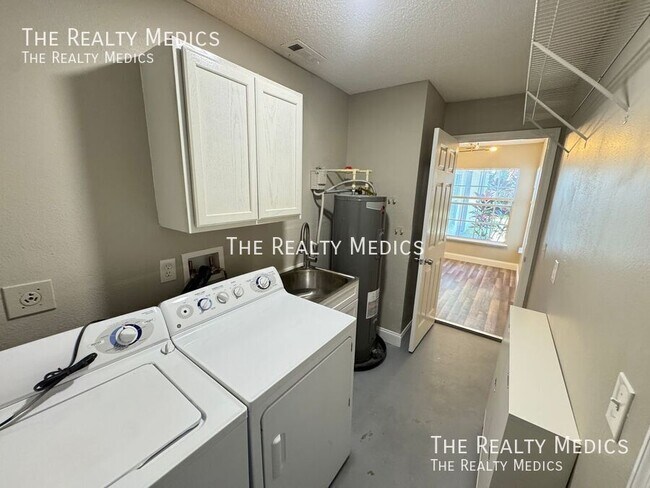 Building Photo - 313 Azincourt Ln