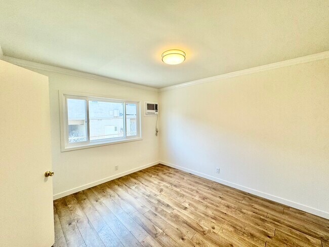 Building Photo - 14041 Moorpark St