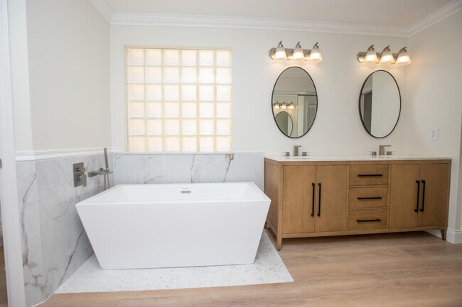 Building Photo - 10821 La Salinas Cir