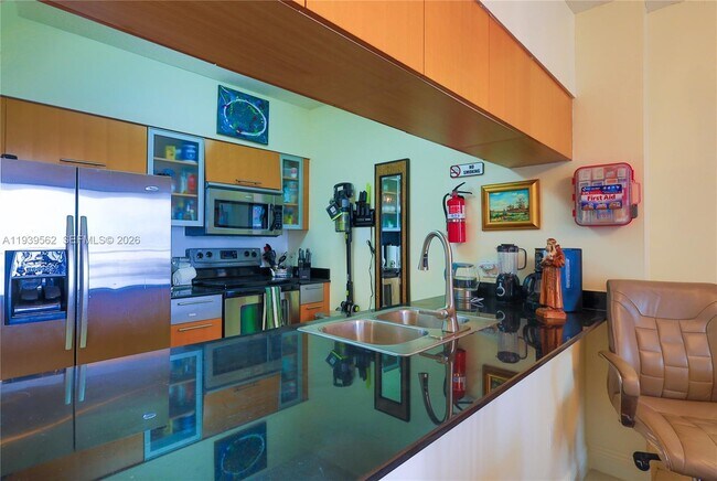 Building Photo - 1750 N Bayshore Dr