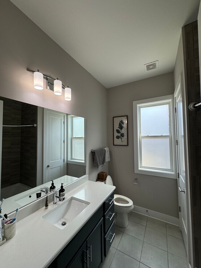 2nd floor bathroom - 532 Vernon Cir