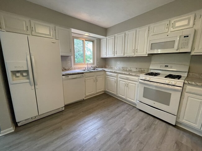 Building Photo - 311 E Forest Knoll Dr