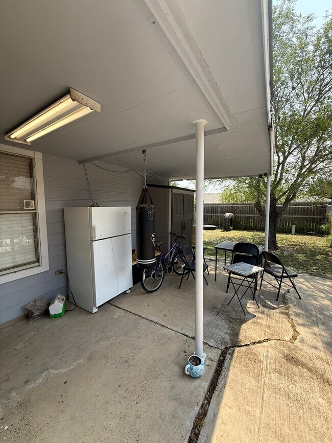 Building Photo - 1503 Eisenhower Dr