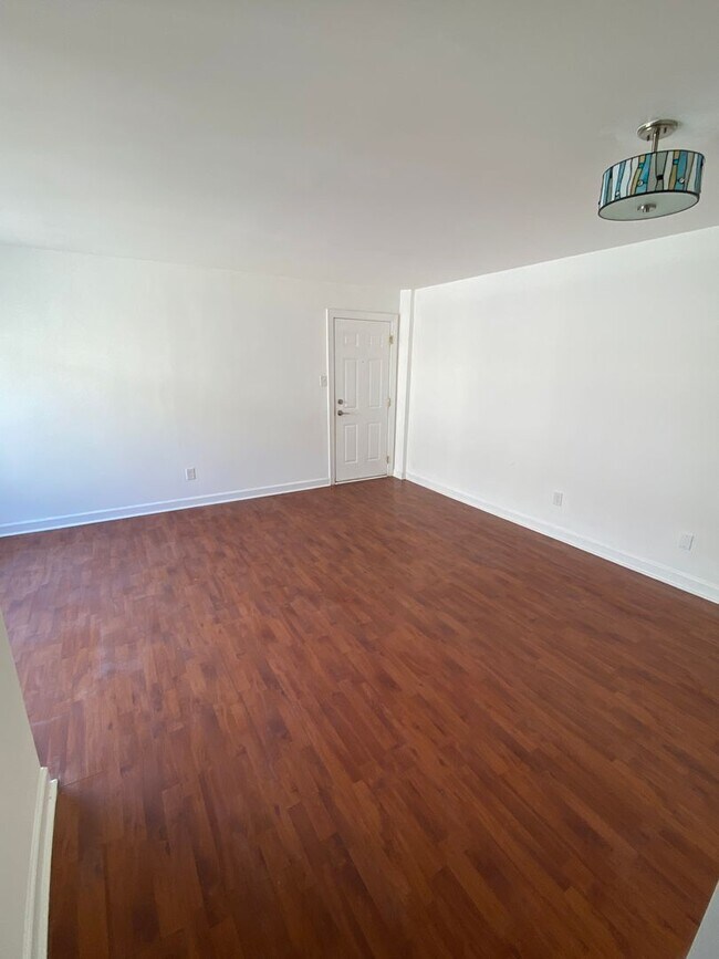Building Photo - 2bd/1ba garden apartment; 706 sq.ft. $1400 plus util