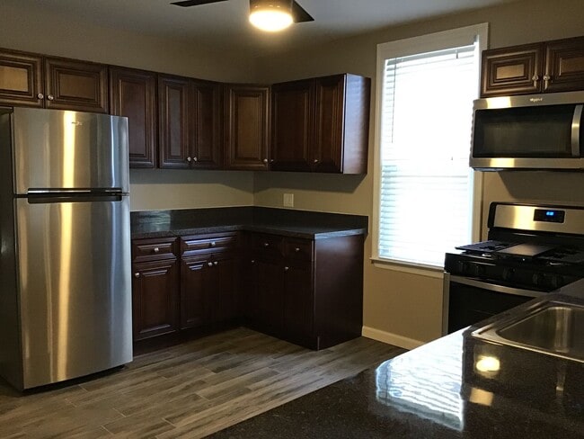 Building Photo - Upgraded 2 Bed/2 Bath plus Den HOME 1100 sq ft. Unit...A Must See!!!