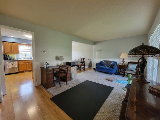 Building Photo - Great 2-level on Champaign Outskirts