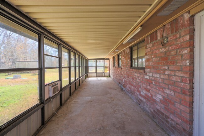 Building Photo - 20427 Lakeside Dr