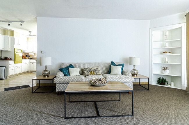 Building Photo - 1300 SE 7th Ct