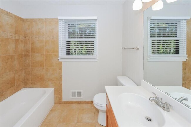 Building Photo - 609 Evergreen Dr