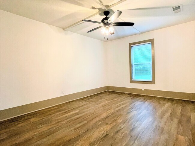 Building Photo - 210 Crescent Dr