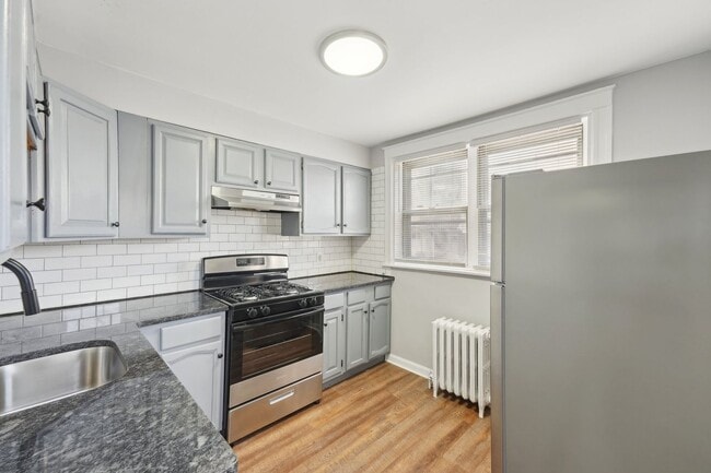 Building Photo - 3 Bedroom, 1.5 bath townhome
