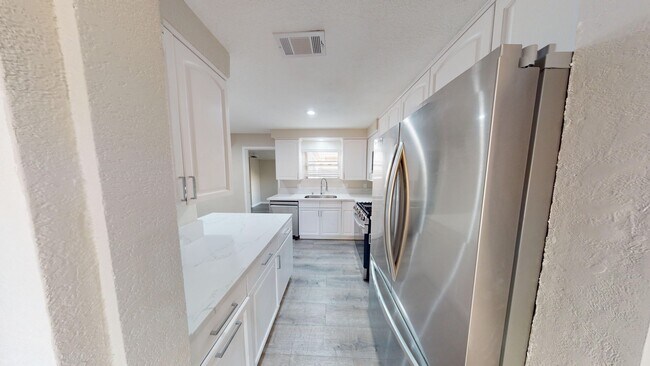 Building Photo - 6BD/3BA Large House, Newly Renovated!