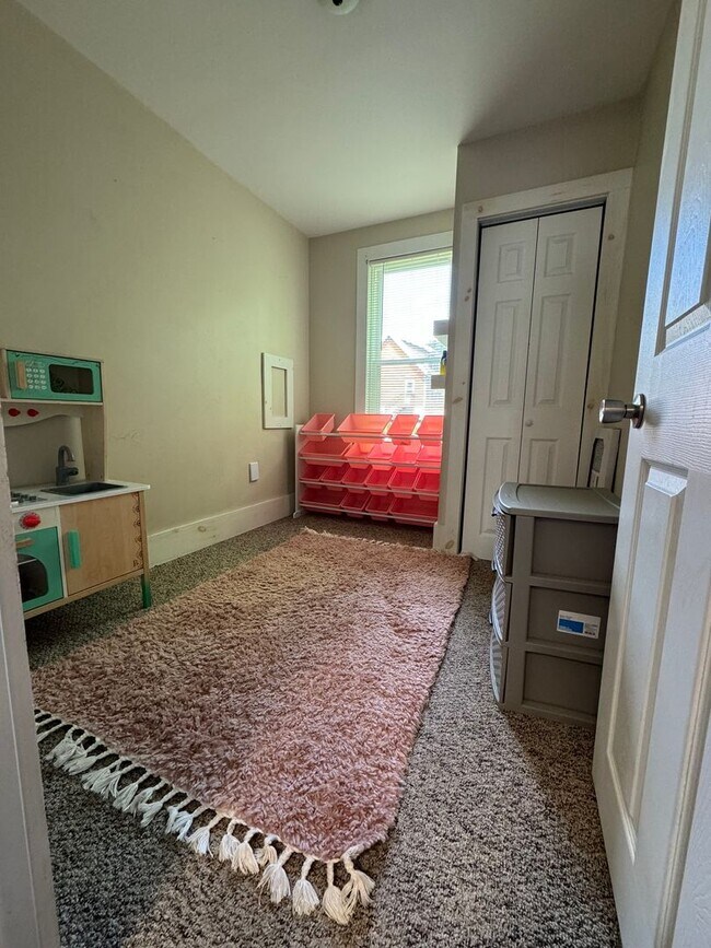 Building Photo - 3 Bedroom Townhose