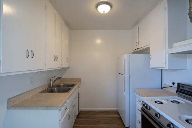 Building Photo - La Jolla / Village Area - Upstairs One Bedroom in the Village!