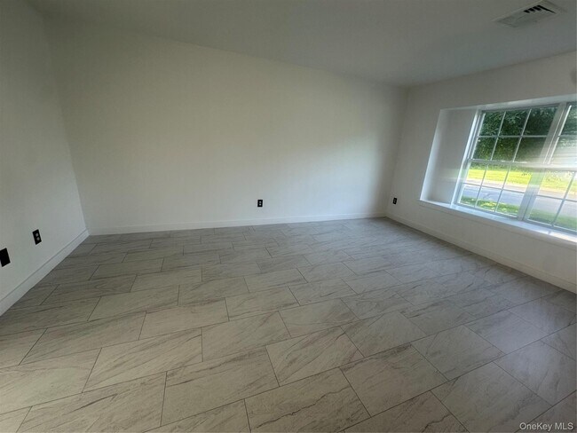 Building Photo - 256 Quassaick Ave