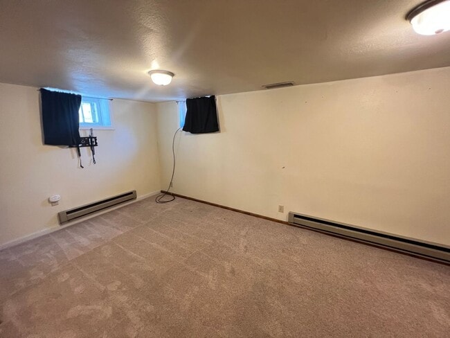 Building Photo - 4 bed 2 bath home centrally located
