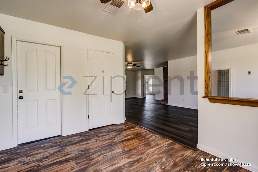Building Photo - Unit