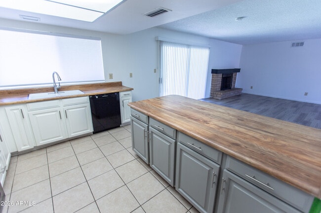 Building Photo - 7911 East Vía de Belleza