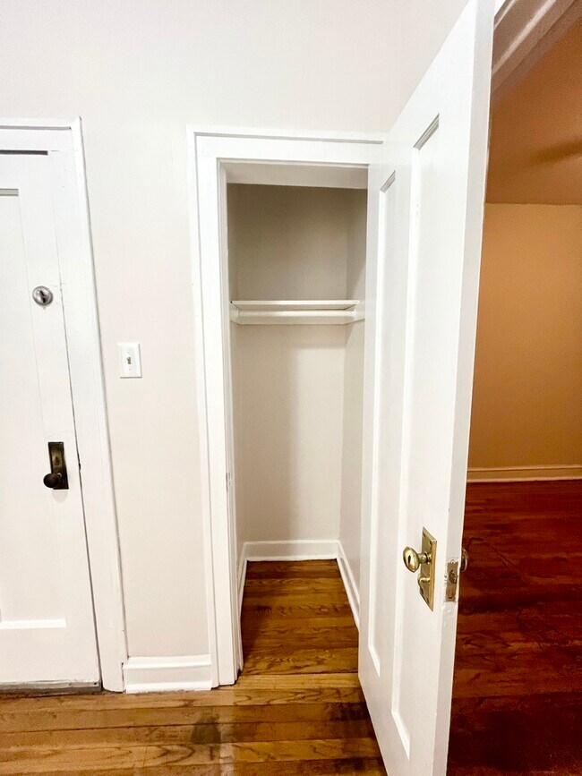 Building Photo - 4300 W Shakespeare Ave