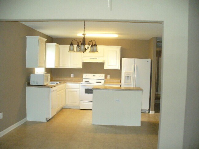 Building Photo - Cozy 3/2 ready for move-in.