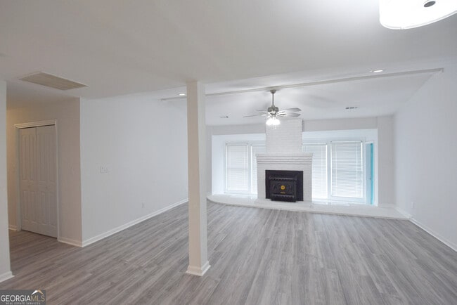 Building Photo - 98 Woodvalley Dr