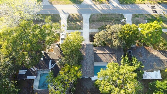 Building Photo - 405 Shore Dr E