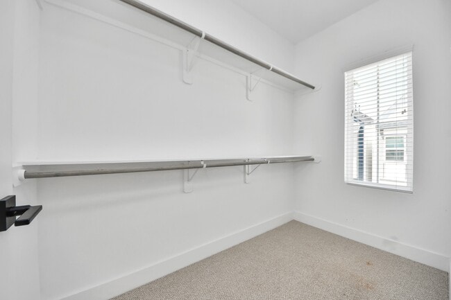 Building Photo - 318 Neyland St