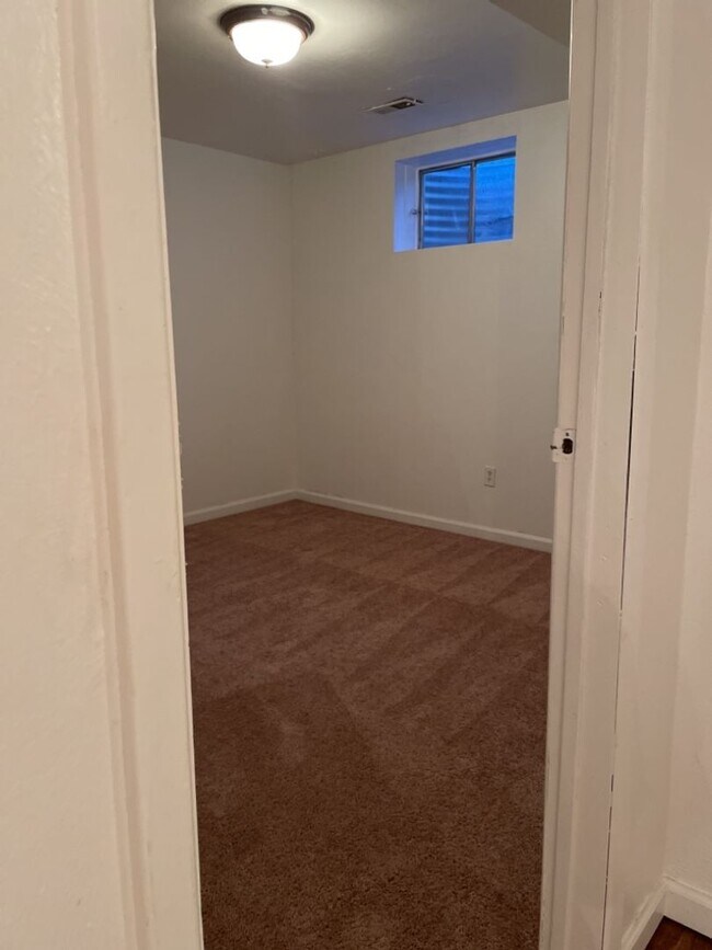 Building Photo - Start a Lease by 4/17 and get $250 off 1st Month!