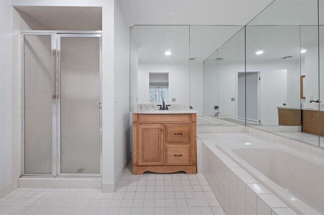 Building Photo - 18 SKYVIEW Ter