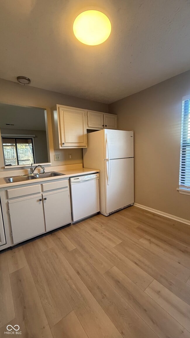 Building Photo - 14610 Village Park E Dr