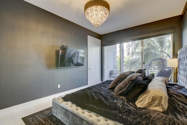 Building Photo - 1045 NE 18th Ave