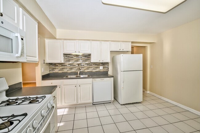 Building Photo - 1930 W Estes Ave