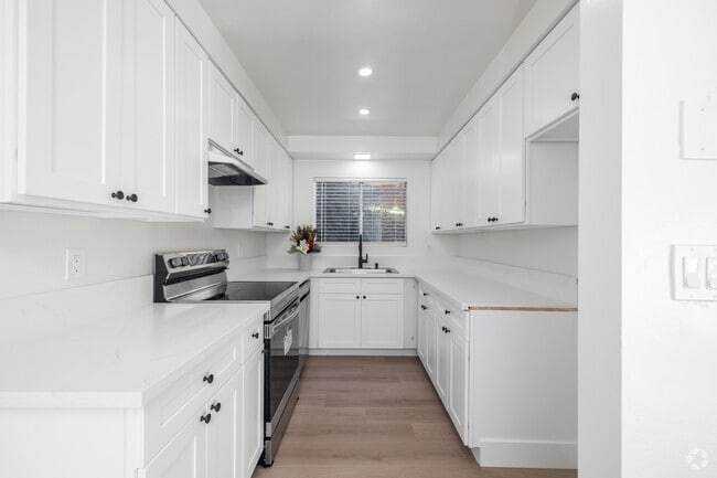 2BR, 2BA - 1,200SF - Kitchen - Peninsula Villas