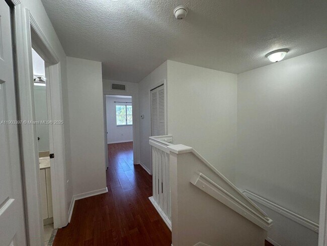 Building Photo - 1712 SE 31st Ct